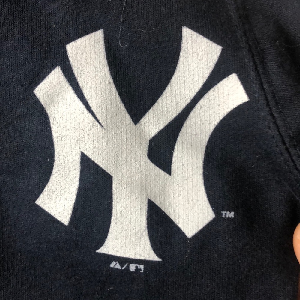 Like new -NY Yankee Zip up Hoodie - Unisex 2T - Picture 3 of 4